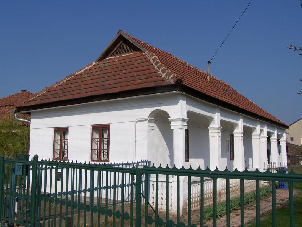 9. Lakóház HERNÁDNÉMETI, Ady E. u. 27.