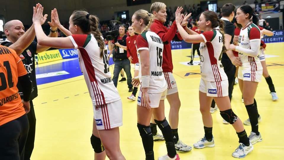 A női kézilabda-válogatott ott lesz az olimpiai kvalifikációs világbajnokságon A magyar női kézilabda-válogatott a szerdai visszavágó előtt már szinte világbajnoki résztvevőnek tekinthető az