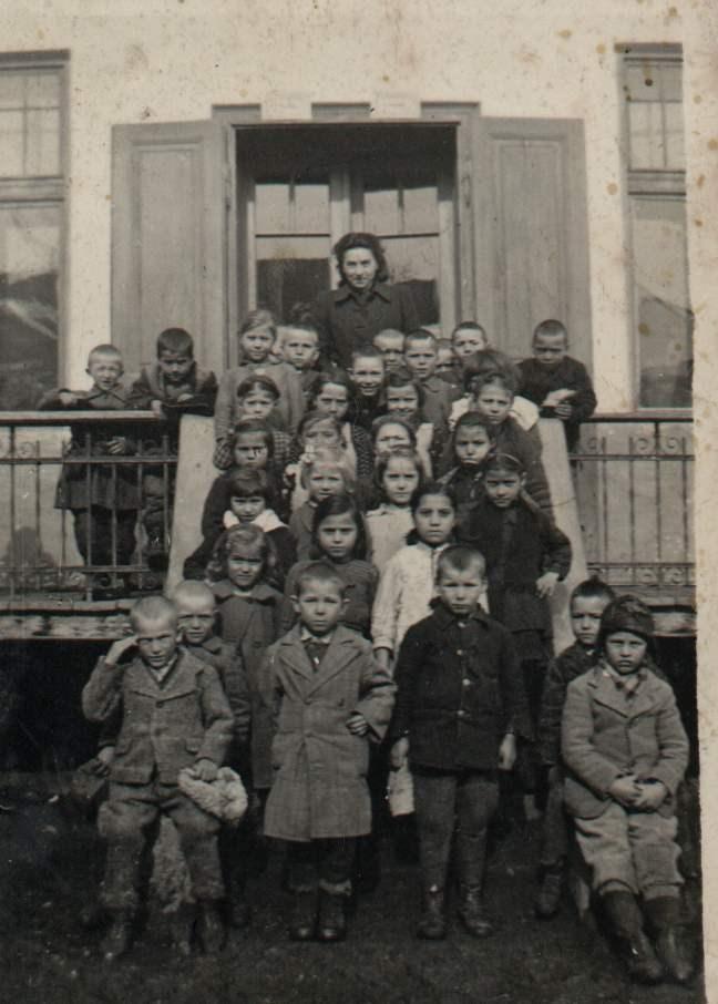 A magyar nép ősi életereje negyvenhárom ezrelékes szaporulattal, tíz évenként egy-egy kétezer lelkes községet bocsát ki magából kisebb nagyobb rajokban, szerte az országba.
