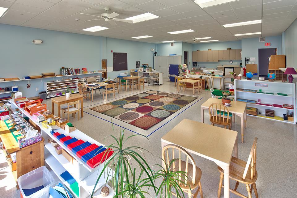 A Montessori iskola pedagógia szemlélete és térigényei azok, melyek a legtöbb hasonlóságot mutatják Jeney Lajos nevelési központjaival.