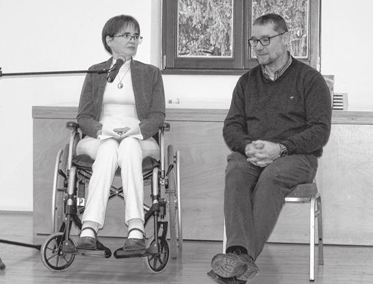 Ezután a hagyományos értelmezés szerinti csonka családok következnek, apa a gyerekkel, anya a gyerekkel, ami után férfiak jönnek férfiakkal, nők a nőkkel köztük egy vegyes pár is látható, de már mind