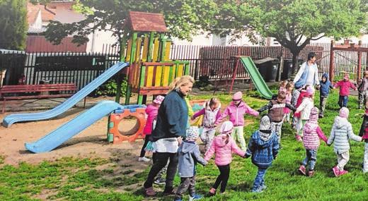 Volt ugrálóvár, trambulin, buborékfoci, kukafoci, strandröplabda, csillámtetoválás, arcfestés, kirakodóvásár, vattacukorárus is.