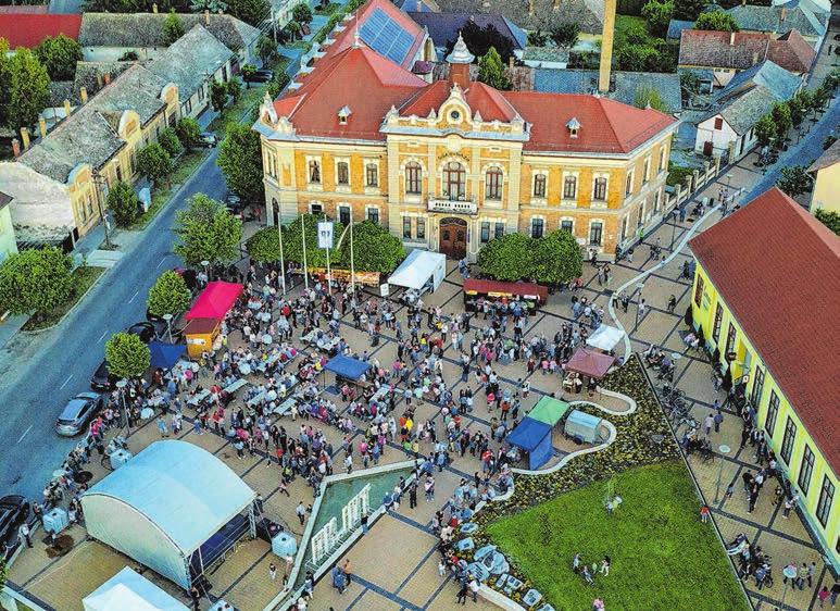 Este Pál Dénes, majd Janicsák Veca lépett fel, zárásként a Nihil Chips zenélt.