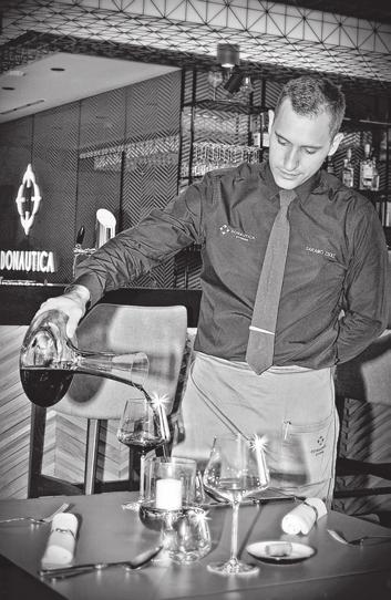 9 A közétkeztetéstől a fine dining étteremig TOLNAI TALENTUM Saramó Zsolt, a Donautica borpincére Visszafogottság, elegáns megjelenés ez jellemzi a tolnai fiatalembert, Saramó Zsoltot, aki Tolnán