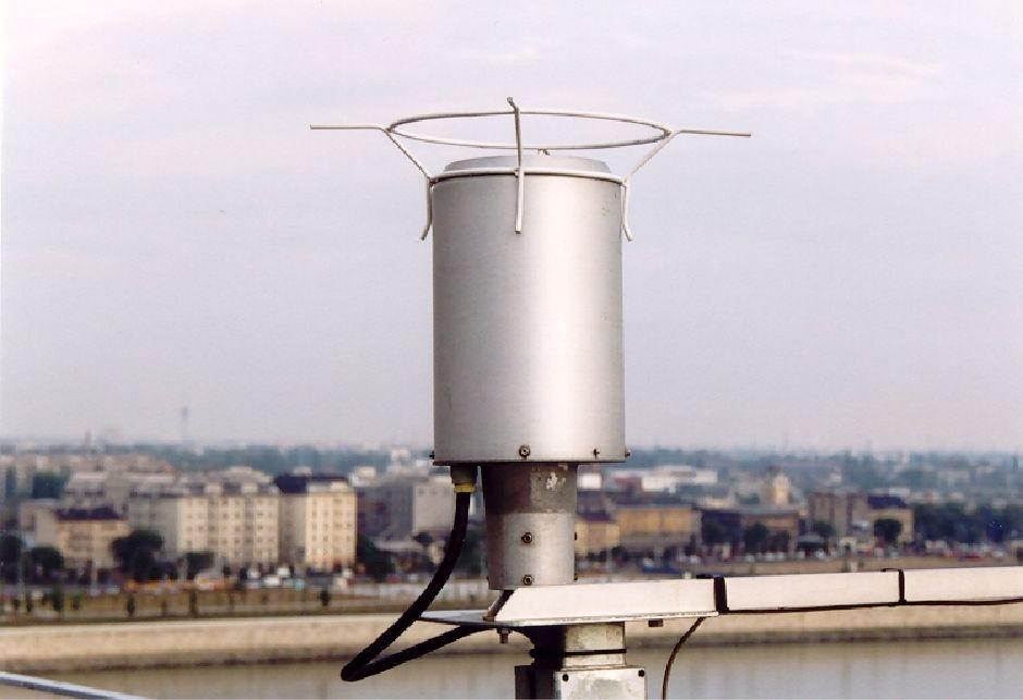 tömeg, sebesség), erre szolgál a cseppspektrum mérő berendezés (disdrometer).