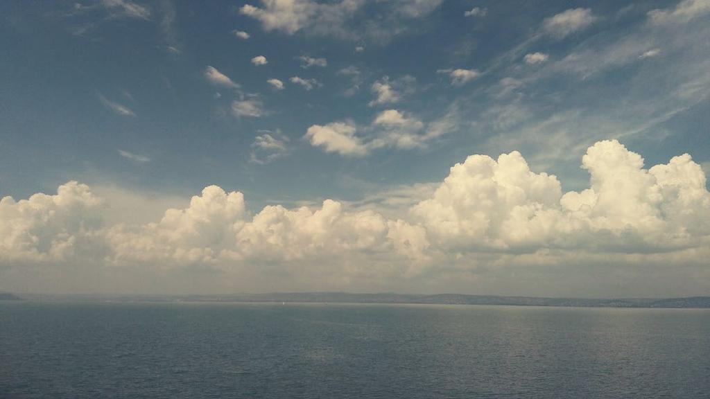 186 L É G K Ö R 63. évfolyam (2018) hónap utolsó napján a maximumhőmérséklet már elérte a 30 31 fokot és a Balaton is 23 fokig melegedett.