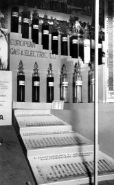 12 15. kép: A budafapusztai kõolajból készült termékek az 1938. évi budapesti ipari vásáron za iparügyi mi- Bornemissza Géniszter ekkor megadta az engedélyt a Pótszerzõdés megkötésére, melyre 1938.