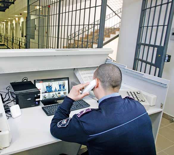 Sikeres projektek A reintegrációs őrizet során a fogvatartottak ellenőrzése elektronikus távfelügyeleti rendszeren keresztül történik, a rendőrség házi őrizeti rendszeréhez csatlakozva.