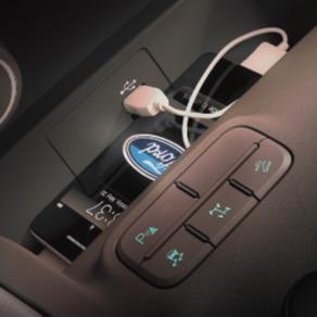 Stílus és megjelenés USB-csatlakozó A beépített USB-port segítségével működtetheti pendrive-ját vagy USB-képes digitális zenei
