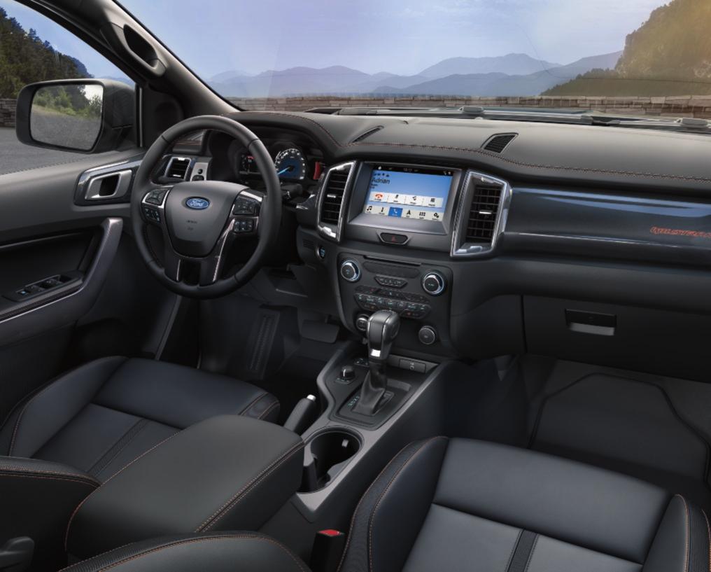 2 literes EcoBlue TDCi 147 kw (200 LE) Sebességváltók 6 sebességes, manuális 6 fokozatú, automata Tolatókamera 2) Kapcsoljon hátramenetbe, és a Ford SYNC 3