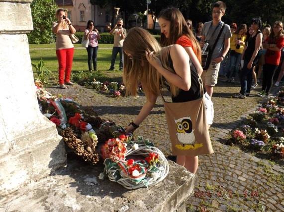 Ettünk fagyit, megkoszorúztuk Tompa Mihály és Petőfi Sándor szobrát.