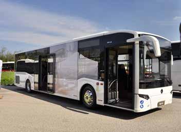 A 14,0 méter hosszú, 4,0 méter magas, 6,7+1,47 méter tengelytávolságú, 76+1 üléses, 375 kilowattos, azaz 510 lóerős, D26-os motorral felszerelt emeletes autóbuszt magazinunk következő lapszámában a