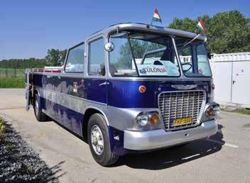 A 338 kilowattos, azaz 460 lóerős, D11-es motorral és Volvo I-Shift automatizált sebességváltóval hajtott távolsági buszt többek között Volvo Dinamikus Kormányzással, dinamikus szintszabályzással,