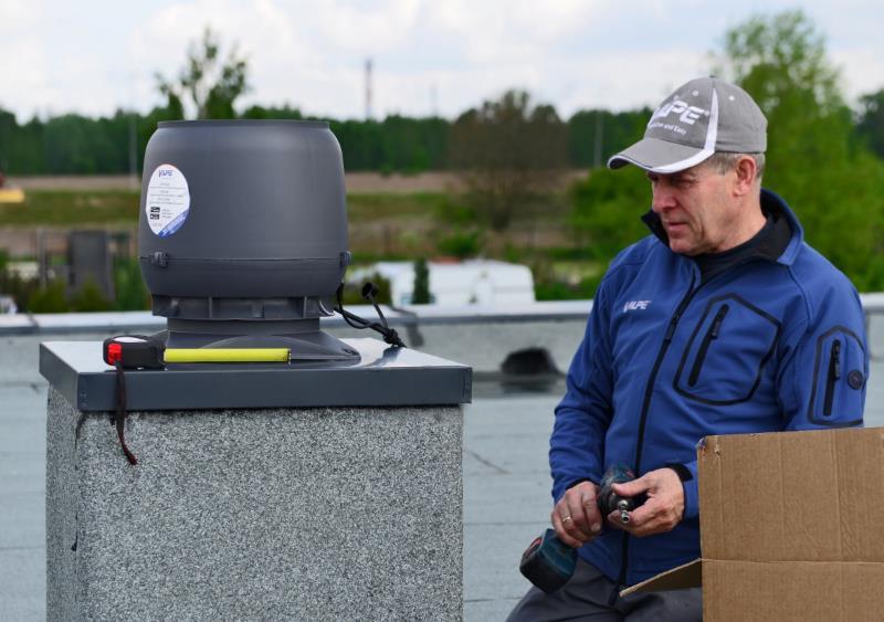 - VILPE E220S típusú tetőventilátor, - Légszállítás 700 m 3 /h - ig - Illessze a szellőző csövet a