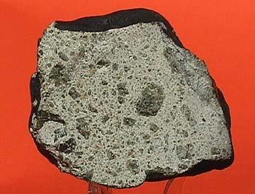 Akondrit: földi bázisos, ultrabázisos kőzetekhez, valamint holdi bazaltokhoz hasonlít, ortopiroxén, olivin,