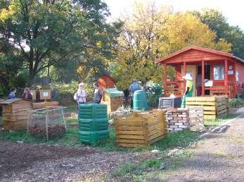 komposztkeretet, alkalomadtán lehetővé teszik megtekintését a komposztálási tanácsadóknak. 5 Bemutató komposztkert Az Avasi Arborétum lombos fa gyűjteményében (Perczel Mór u.