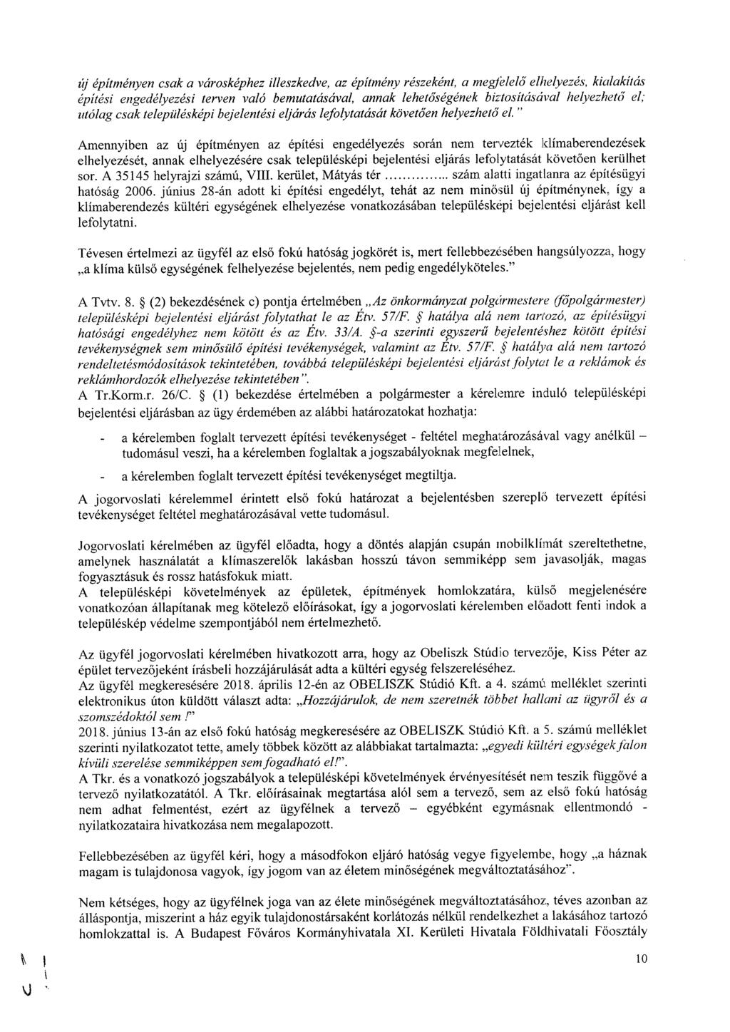 új építményen csak a városképhez illeszkedve, az építmény részeként, a megffielő elhelyezés, kialakítás építési engedélyezési terven való bemutatásával, annak lehetőségének biztosításával helyezhető