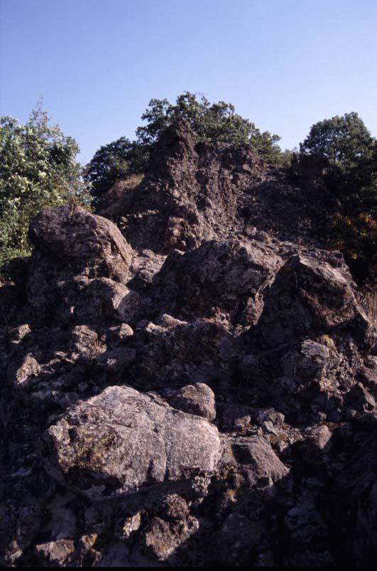 keresztül DK - K ÉNY ~680 m Bszf.