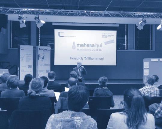 Sie wurden so zu TeilgeberInnen und tauschten sich im barcamp-format über aktuelle pädagogische Entwicklungen und die Möglichkeiten von e-portfolios aus.
