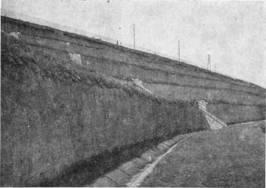 A partszakasz legmagasabb része az Alsó Öreghegy, amely a Duna szintje fölé függőleges partfallal emelkedik ki kb. 50 60 m-rel. E részen 1970-ben nagyméretűpartmozgástörtént (PÉCSI M. 1971.
