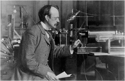 sugarak vizsgálata ködkamrával 1932, pozitron, az elektron anti-részecske társa 1936, muon (eleinte