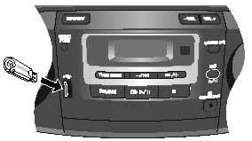 Törd_/50_-6 00/4/9 8:5 Page USB (csak az esetén) Az USB csatlakozó lehetôvé teszi, hogy a berendezéshez (nagy mennyiségû adat tárolását végzô) USB-eszközt csatlakoztathasson és a rajta lévô MP-as