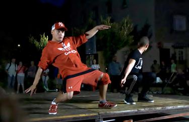 00 Kugler Zsolt Hiphop workshopóra MUNKÁCSY TÉR 20.30 Hiphop street dance show Augusztus 14. szerda ARTS COOL TOP-7.1.1-16-H-ESZA-2019-00189 MEZEY ISTVÁN MŰVÉSZETI KÖZPONT 14.