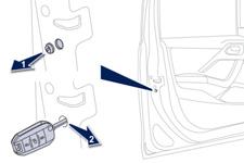 Nyílászárók Biztonsági kapcsoló Az ajtók mechanikus reteszelését és kireteszelését szolgáló kapcsoló arra az esetre, ha meghibásodna a központi zár vagy lemerülne az akkumulátor.