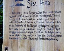 A házba belépve a pitvarban vagyunk, innen nyílik a bejárat a tiszta szobába, ahol életnagyságú bábuk mutatják be a népviseletet és mindazt, ami a régi időben az értéket képviselte: a megvetett