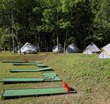 eléritek a Play Kalandparkot, majd balra a Diósjenői Erdei Szabadidőparkba értek,