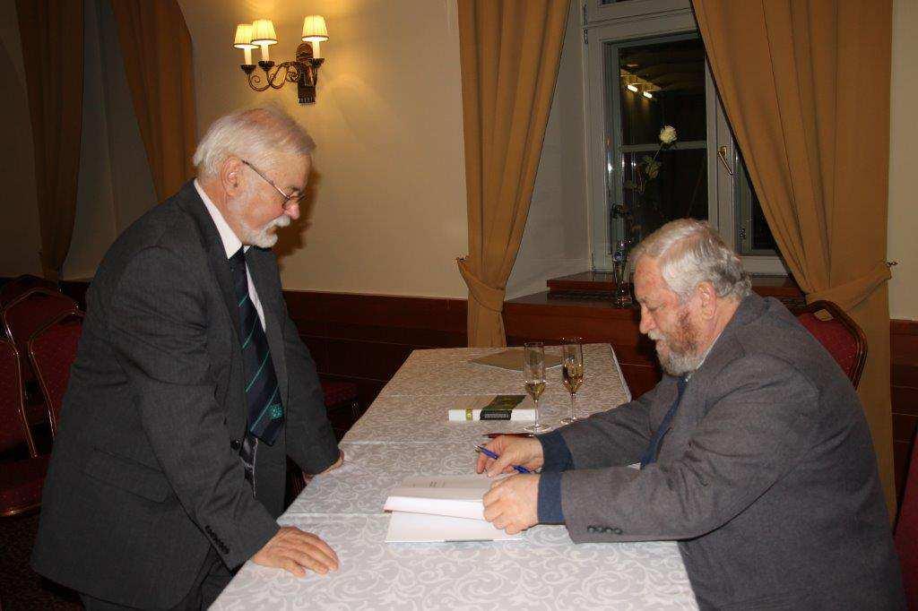 Pénzes Béla és Szeőke Kálmán a könyv bemutatóján, Székesfehérváron (2016 tavasza) Ha nem is minden fénykép kiemelt minőségű, az szinte valamennyiről elmondható, hogy életszerű, tehát nem elsődlegesen