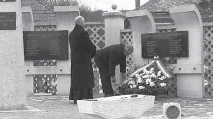 Serényfalván, a római katolikus templomban ünnepi szentmise volt az idegenben elhunytak, valamint a 4 id s túlél tiszteletére.