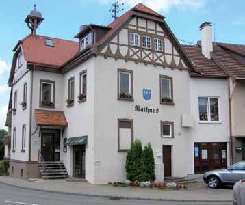 Auch das Schusterhandwerk hat in Frickenhausen einen lange Tradition. Noch heute erinnert der Brunnen am Rathaus an die Schuster von Damals. Das Wappen von Frickenhausen ist geheimnisumwoben.