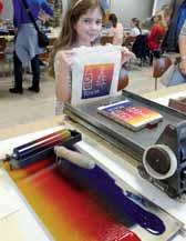 Neben dem Verkauf verraten die Schmuckeier-Künstler technische Tricks und animieren, die seit Jahrhunderten in Schule und Elternhaus gepflegten Traditionen des Eierschmückens weiterzuführen.