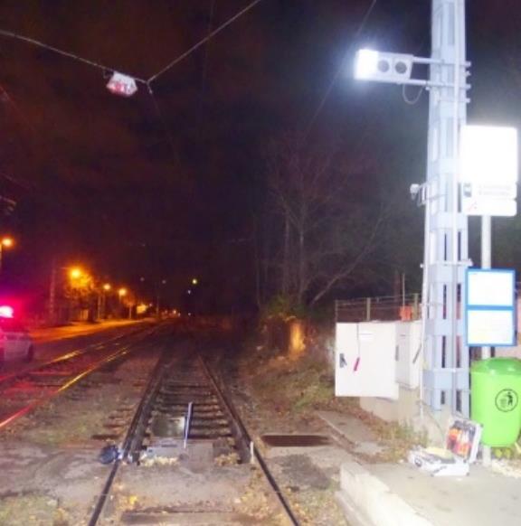 d) a villamosával kis sebességgel ráhaladt a váltóra, azon rendellenes mozgást észlelt, fékezett, a megállás után tapasztalta, hogy a villamos első tengelyével kisiklott e) arra a kérdésre, hogy