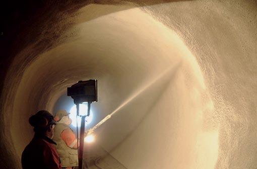 A MASTERSEAL -re gond nélkül felvihetô a lövellt beton réteg. A MASTERSEAL alkalmazható a szálerôsítéses lövellt betonnal együtt.
