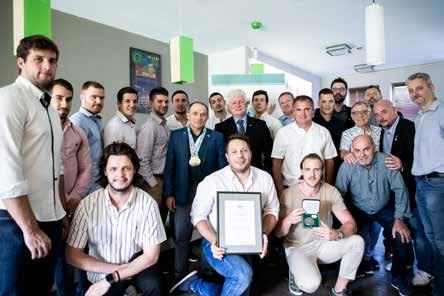 ELISMERÉS FERENCVÁROS 9 Hokisokat és újrahasznosító céget díjaztak A Veranda étteremben június 5-én adták át a Ferencváros Sportjáért és a környezetvédelemért járó Schmidt Egon-díjakat.