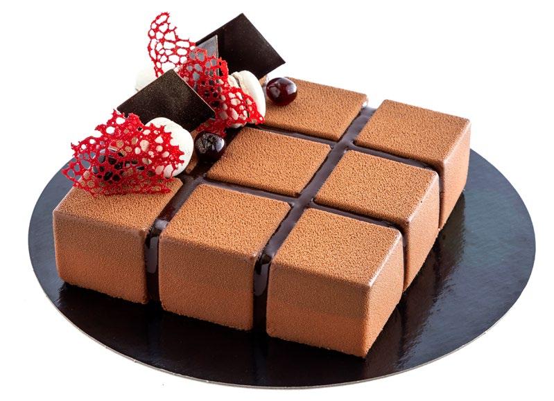 FEKETEERDŐ TORTA A 21. századi francia cukrásztrendek alapján készült új stílusú, a magyar ízvilágot bemutató tortakülönlegesség.