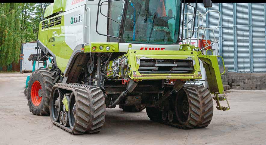 PARTNER RIPORT 11 Azonnal szembe ötlik két LEXION hevederes járószerkezete. Nem utólag szerelték fel, már így jöttek a gyárból, méghozzá jó okkal: Krecs Árpád mindenképp ezt javasolja másoknak is.