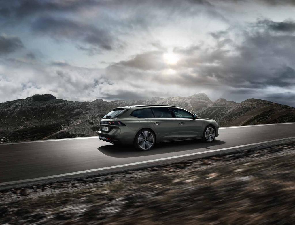 KIVÁLÓ ÚTTARTÁS Az új PEUGEOT 508 SW-n a márka legkorszerűbb technológiai fejlesztései köszönnek vissza.