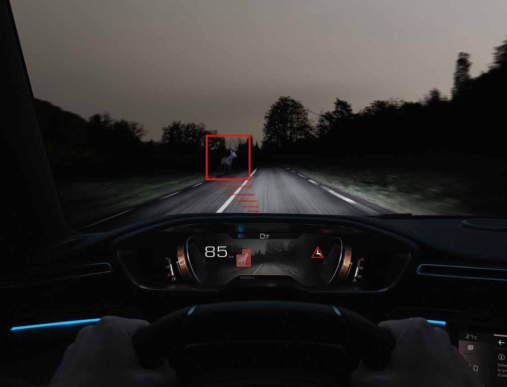 A HATODIK ÉRZÉK Az éjszakai vezetés során nagyobb biztonságot nyújtó Night Vision rendszer az infravörös kamera segítségével sötétben és rossz látási viszonyok között is érzékeli, ha a gépkocsi előtt