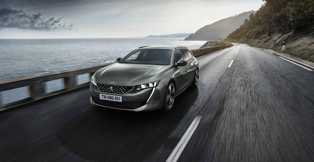 ÚJ PEUGEOT 508 SW GT A FORMABONTÓ KOMBI Az új PEUGEOT 508 SW GT feszes vonalaival, acélos külsejével, expresszív hűtőmaszkjával és 19"-os keréktárcsáival modern és