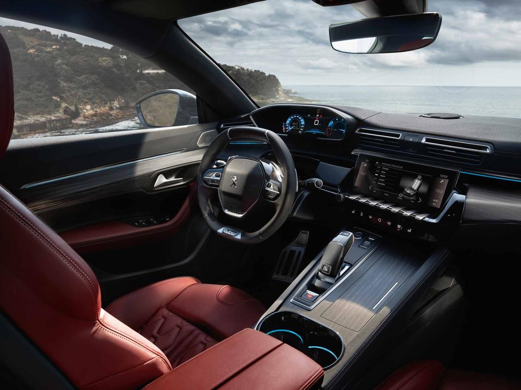 AZ UTOLÉRHETETLEN PEUGEOT I-COCKPIT Fedezze fel a letisztult stílusú, futurisztikus PEUGEOT i-cockpit legújabb változatát.