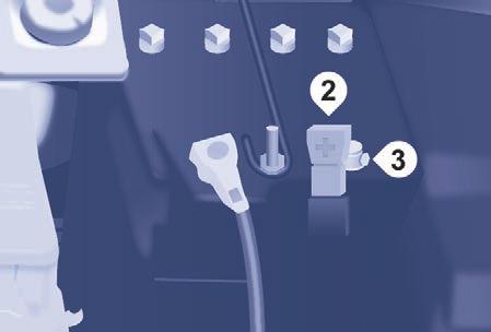Kiegészítő akkumulátor - Válassza le a kábelt a (-) pólusról. - Emelje fel a (-) pólus védőfedelét (2). - Lazítsa meg a csavaranyát (3). - Válassza le a kábelt a (+) pólusról.
