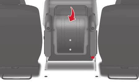 Ergonómia és kényelem Ülések visszaállítása F Döntse meg az ülést a hátsó rögzítési pontok fixálásához F Húzza meg a kart és döntse le a háttámlát alaphelyzetbe. F Tegye vissza a fejtámlát.