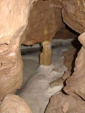 2 napos bontás eredményeképpen a barlang középső szintjén 6 m hosszú szép kis cseppköves