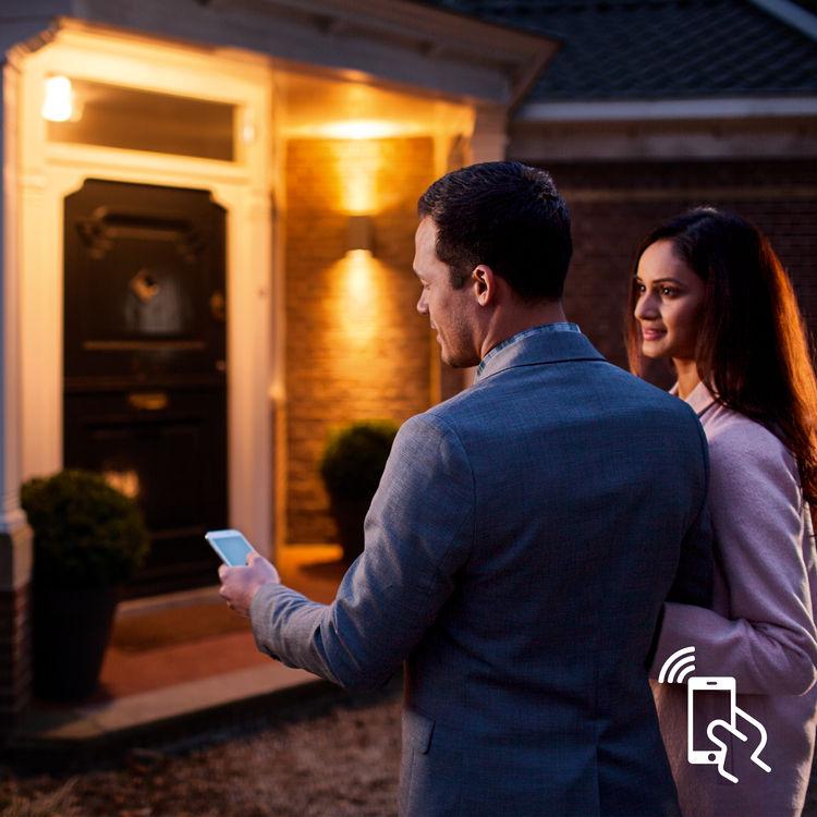 Intelligens vezérlés otthonról és házon kívülről egyaránt Telepítést nem igénylő fényerőszabályozás Hordozható A Philips Hue ios és Android alkalmazások segítségével távolról irányíthatja a fényeket,