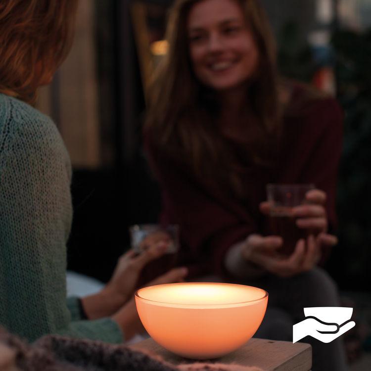 Vezérelje a fényeket az okostelefonjáról vagy táblagépéről a Philips Hue alkalmazással, vagy adjon kapcsolókat a rendszeréhez a fények aktiválásához.