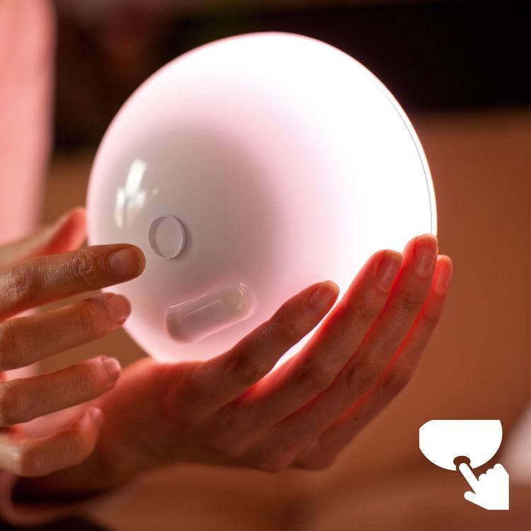 Vezérlés a termékről gyors megnyomásával, míg a kívánt színű nem lesz a fény. Az igazi játék akkor kezdődik, amikor a Philips Hue Go és a Bridge összekapcsolódik.