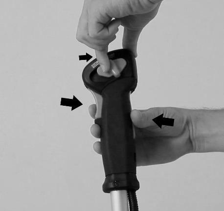 2.1 A motor indítása A fűnyírót helyezzük vízszintesen a talajra Szívassuk meg a karburátort benzinnel az üzemanyag-szivattyú 3 Egymásutáni nyomogatásával A gázkar és a kapcsoló helyzete indításra